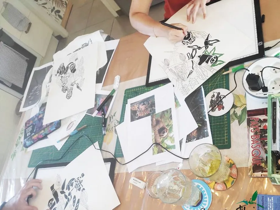Atelier de personnalisation : dessins, feutres et tablettes lumineuses